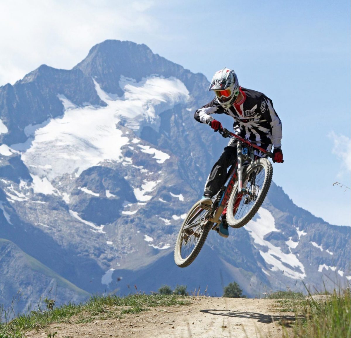 Alps dowhnill mtb – Mountain biking Alps, France  Tourist office of Les 2  Alpes, vacations and mountain stay